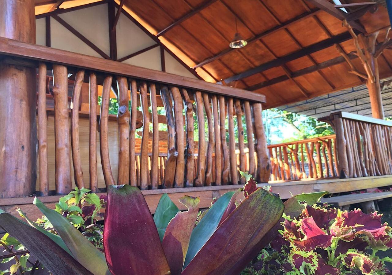 Raffles Inn Labuan Bajo Exterior foto